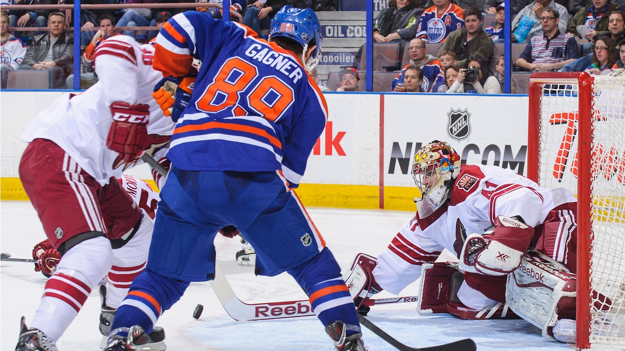 Smith stops 36 shots as Coyotes hold off Oilers rally